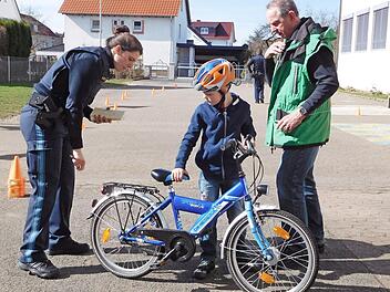 Polizeiobermeisterin Svena Lerf und Walter Mackert bei der &Uuml;berpr&uuml;fung der Fahrr&auml;der Foto: privat