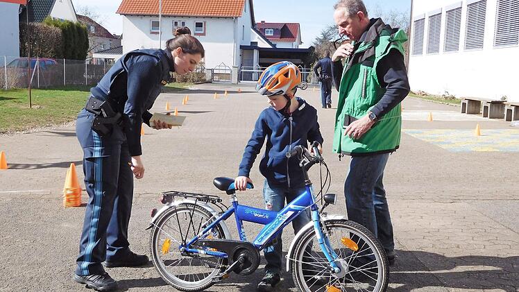 Polizeiobermeisterin Svena Lerf und Walter Mackert bei der &Uuml;berpr&uuml;fung der Fahrr&auml;der Foto: privat