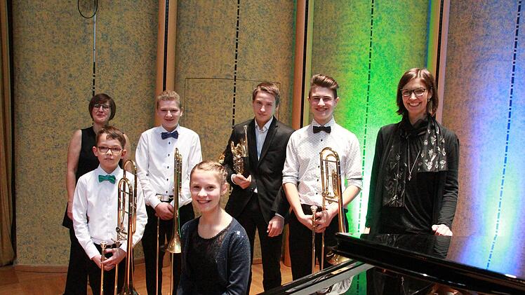 Ute Stibor (von links) Jonas Greubel, Paul Metz, Johanna Meder, Jeremias Friedrich, Luca Ehrenberg und Gabriele Greubel bei der Matinee classique im Rossinisaal. Thomas Ahnert