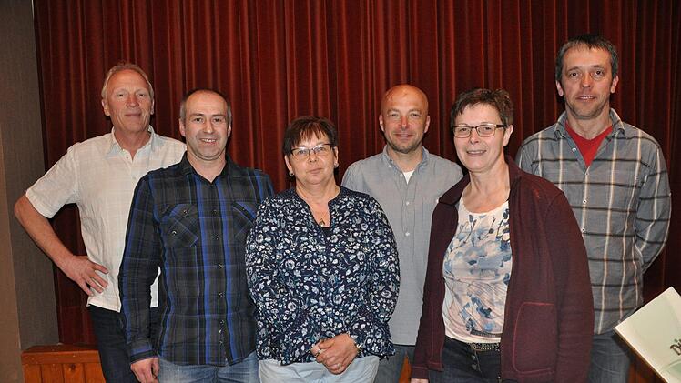 Für 40-jährige Mitgliedschaft in der DJK Kothen wurden mit der Ehrennadel in Gold und Urkunde des DJK-Sportverbandes geehrt (von links): Siegfried Heurich, Günter Vogler, Mechthild Möller, Andreas Leibold, Hannelore Kötzner und Roland Kraus. Foto: Petra Heurich