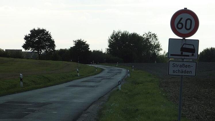 Die kurvige Straße gleicht einem Flickenteppich.      Foto: Britta Schnake