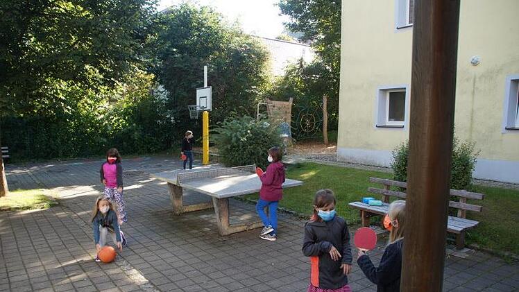 Die Maske in der Pause scheint kein Problem zu sein, Hauptsache Pause.