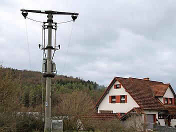 Dieser Mast an der Jörgenmühle wird verschwinden wie alle Masten zwischen Brünn und Althausen.  Foto: Thomas Malz