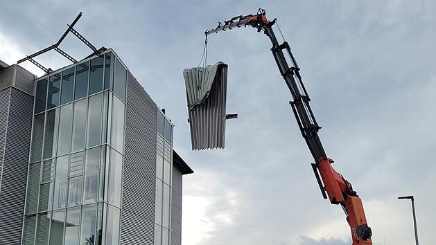 Bamberg: Sturm rei&szlig;t Dach von Arbeitsagentur - Beh&ouml;rde schildert Schaden