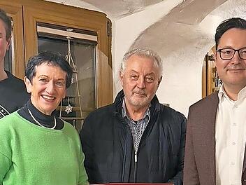 Im Bild (von links) Janis Bassing, Kreisvorsitzende Inge Aures, Karl-Heinz Hasenfu&szlig; und Peter Wiesenm&uuml;ller.