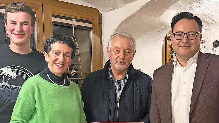 Im Bild (von links) Janis Bassing, Kreisvorsitzende Inge Aures, Karl-Heinz Hasenfu&szlig; und Peter Wiesenm&uuml;ller.