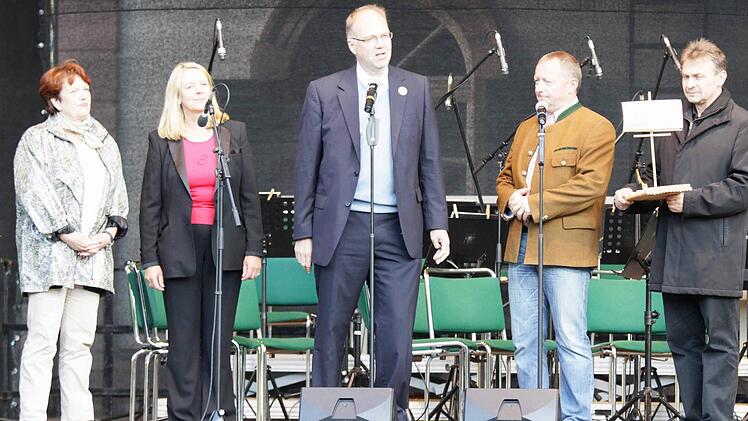 Bürgermeisterin Brigitte Meyedierks (von links), Kurdirektorin Andrea Schallenkammer, Matthias Rietschel Vorsitzender des Kammerorchesters, Landrat Thomas Bold und  Kuno Holzheimer  von der Musikakademie Hammelburg eröffnen das Konzert.