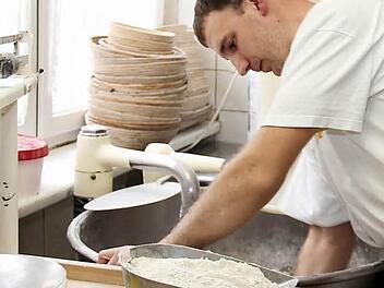 Mattias Öffner bereitet den Sauerteig für sein Brot vor.  Foto: Johanna Blum