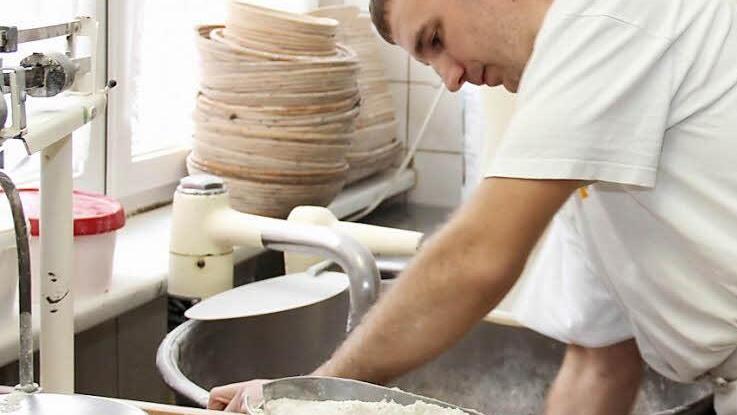 Mattias Öffner bereitet den Sauerteig für sein Brot vor.  Foto: Johanna Blum