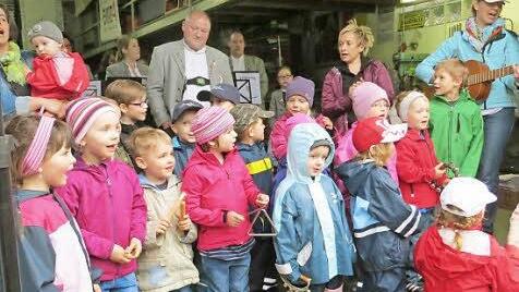Die Kindergartenkinder und ihre Betreuerinnen singen und musizieren.