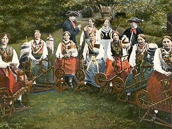 Spinngruppe in Bischofsheimer Tracht aus dem Jahr 1923 Foto: Archiv Reinhold Albert