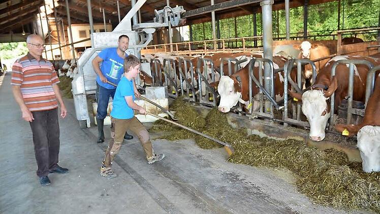 Trotz aller Technik mit Melkroboter und Fütterbutler ist Handarbeit im Heyder-Hof trotzdem noch angesagt. Da heißt es, über Generationen hinweg zusammenzuhelfen. Altbauer Eugen Heyder, Sohn Michael Heyder und Enkel Enrico (von links ) legen gemeinsam Hand an. Foto: K.- H. Hofmann