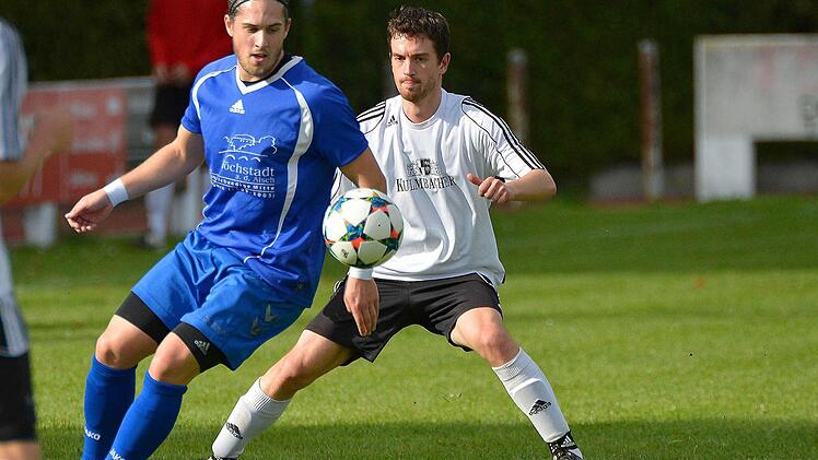 A-Klasse 2 ER/PEG: Mit seinem späten Treffer bescherte Spielertrainer Alexander Jeromin (links) dem TSV Höchstadt gegen die Burker Reserve zumindest noch ein Unentschieden .