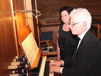 Gabriel Konjaev (im Bild mit seiner Frau Irina) ist jetzt auch auf CD zu hören.  Foto: Johanna Blum