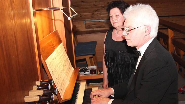 Gabriel Konjaev (im Bild mit seiner Frau Irina) ist jetzt auch auf CD zu hören.  Foto: Johanna Blum