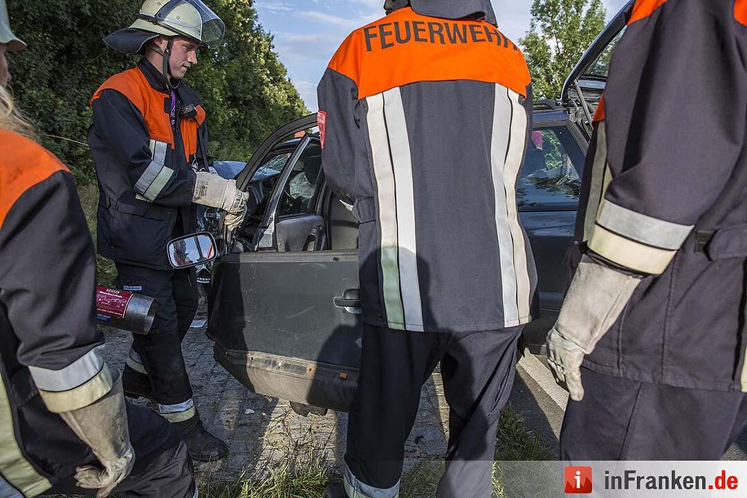 Auto prallt in Ottendorf gegen kleine Brücke