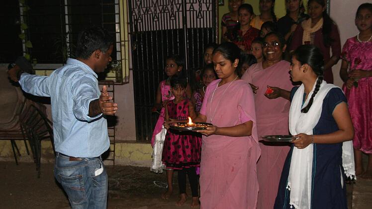 Erst vor Kurzem besuchte Pater Thomas Muttam seine indische Heimat: Die Menschen bereiteten ihm einen herzlichen Empfang. Foto: Sonja Adam