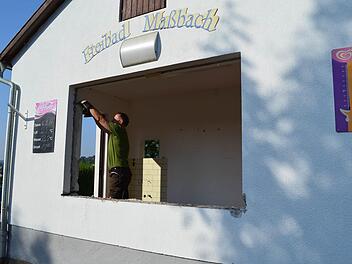 Vor Pfingsten soll das neue Freibadgeb&auml;ude fertig sein. Foto: Katrin Zimmermann