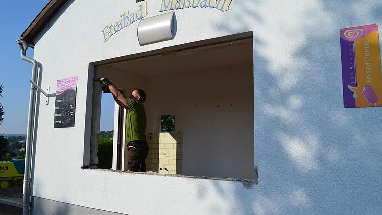 Vor Pfingsten soll das neue Freibadgeb&auml;ude fertig sein. Foto: Katrin Zimmermann