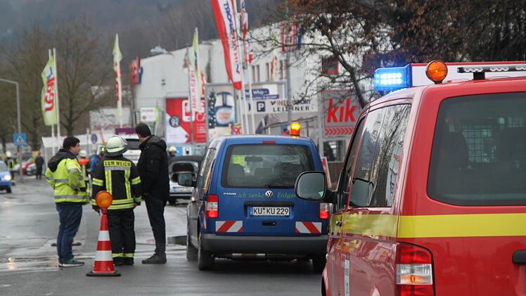 Die Feuerwehr sperrte die Albert-Ruckdeschel-Straße im Bereich des Wasserrohrbruchs für den Durchgangsverkehr. Foto: Stephan Tiroch