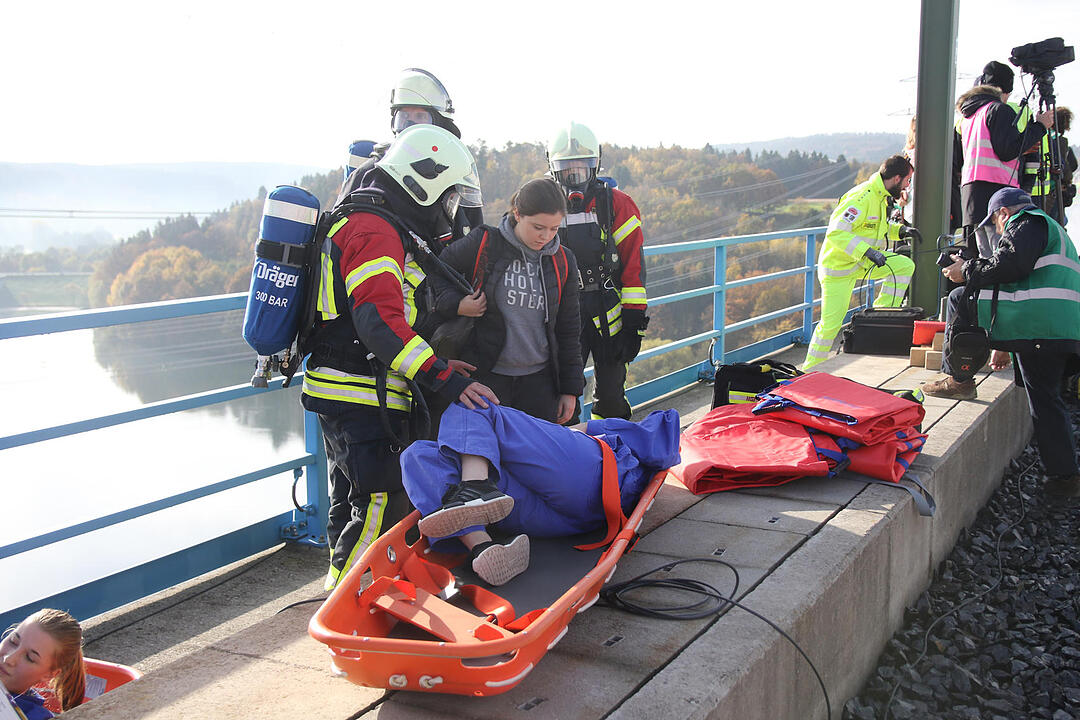 Coburg: Üben für den Ernstfall – Rettungskräfte und Statisten stellen ICE-Katastrophe nach