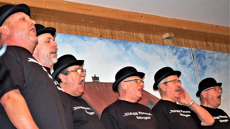 Der Männerchor unter Leitung von Elmar Brehm sang neue Texte zu bekannten Melodien.  Sigismund von Dobschütz