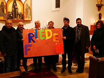 In der katholischen Kirche Sankt Ottilia dankt der Arbeitskreis "Interreligiöser Dialog Neustadt" am Altar für das Gelingen des   4. Friedenswegs der Religionen.  Manja von Nida