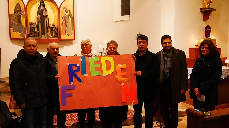 In der katholischen Kirche Sankt Ottilia dankt der Arbeitskreis "Interreligiöser Dialog Neustadt" am Altar für das Gelingen des   4. Friedenswegs der Religionen.  Manja von Nida