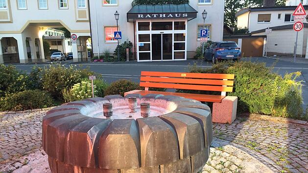 Der Brunnen vor dem Mainleuser Rathaus. Foto: J&uuml;rgen G&auml;rtner