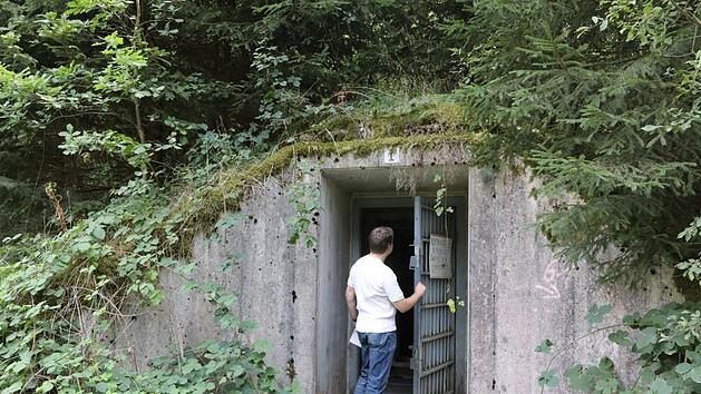 Betreten verboten. Doch die Eisent&uuml;r ist offen und gibt den Weg in den versteckten ersten Bunker frei. Foto: Barbara Herbst