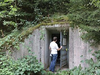 Betreten verboten. Doch die Eisentür ist offen und gibt den Weg in den versteckten ersten Bunker frei. Foto: Barbara Herbst