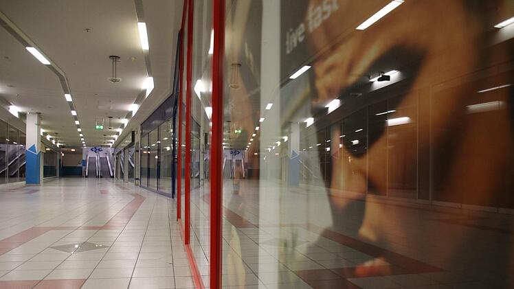 Was verbirgt sich hinter den spiegelnden, leeren Schaufenstern und den alten Werbeplakaten?  Foto: Sebastian Schanz