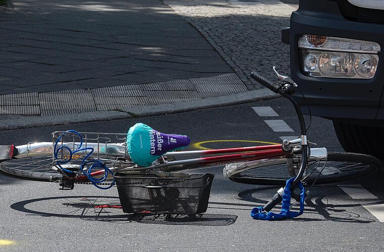 Radunfall in Bamberg: Seniorin (73) nach Überholmanöver verletzt
