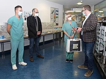 Florian Janik (r.) dankte Gesundheits- und Krankenpfleger Julian Pflaum (l.) und Stationsleiterin Janine Schwember im Beisein des Ärztlichen Direktors Heinrich Iro für ihre Arbeit zur Bewältigung der Covid-19-Pandemie.  Foto: Sebastian Wurm
