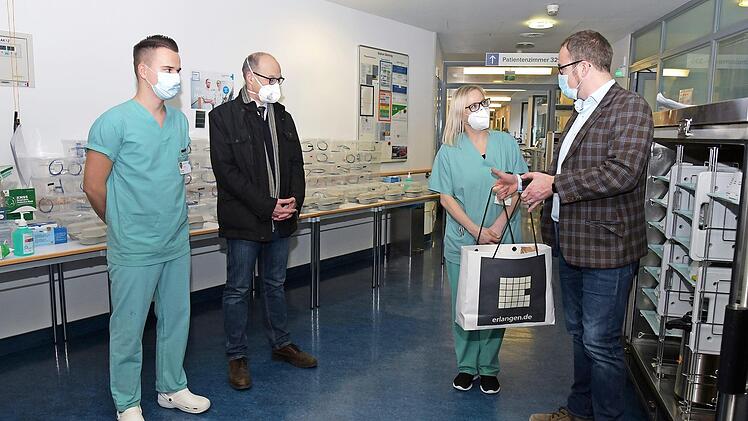 Florian Janik (r.) dankte Gesundheits- und Krankenpfleger Julian Pflaum (l.) und Stationsleiterin Janine Schwember im Beisein des Ärztlichen Direktors Heinrich Iro für ihre Arbeit zur Bewältigung der Covid-19-Pandemie.  Foto: Sebastian Wurm