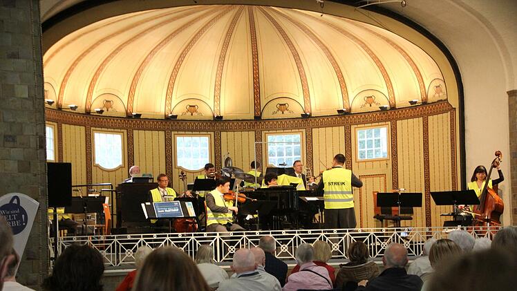 Zwei Stühle waren beim  Donnerstagskonzert leer.  Foto: Johannes Schlereth