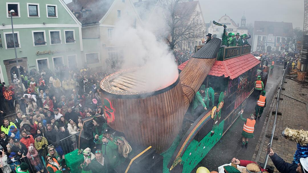 Die Narren sind los: Faschingszug zieht durch Allersberg