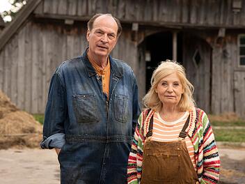 Die Anw&auml;ltin Isabel von Brede (Sabine Postel) und ihr Kanzleipartner Markus Gellert (Herbert Knaup) "genie&szlig;en" das Landleben - in Blaumann und Gummistiefeln.