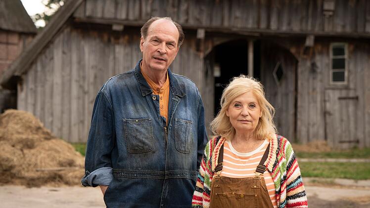 Die Anw&auml;ltin Isabel von Brede (Sabine Postel) und ihr Kanzleipartner Markus Gellert (Herbert Knaup) "genie&szlig;en" das Landleben - in Blaumann und Gummistiefeln.
