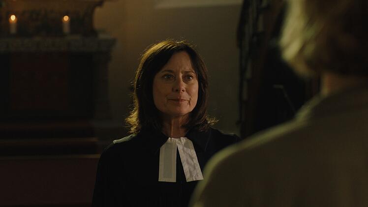 Kirchenfrau mit Blut an den H&auml;nden? Inka Friedrich spielt die Pfarrerin Schubert, die das gestohlene Holz an den ermordeten Karl Zenker verkauft hatte. Warum er ihr so wenig zahlen musste, verr&auml;t sie nicht, was sie verd&auml;chtig macht.