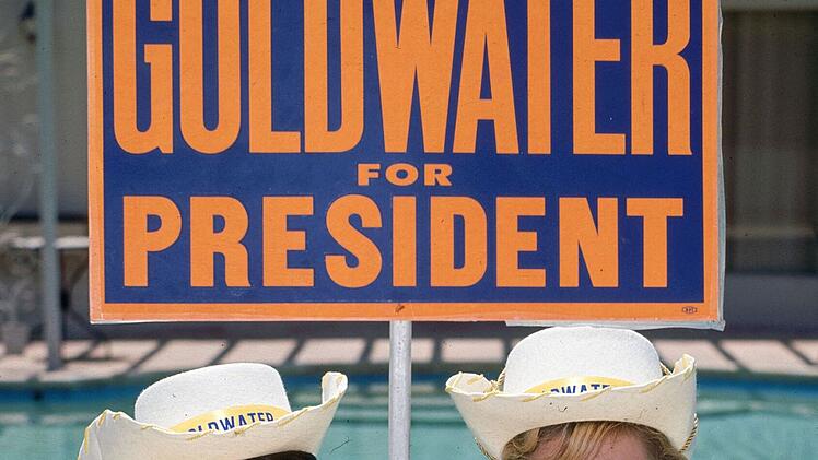 Juli 1964: Zwei Frauen werben in Los Angeles, Kalifornien, f&uuml;r Barry Goldwater, den republikanischen Kandidaten der Pr&auml;sidentschaftswahlen im selben Jahr.