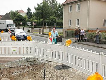 Im Einmündungsbereich vom Schleifweg (vorne) in die Rothenburger Straße (hinten) sind die neuen Wasserleitungsrohre bereits verlegt. Am Mittwoch wird die Baustelle auf die Hauptverkehrsstraße  ausgeweitet.  Foto: Andreas Dorsch