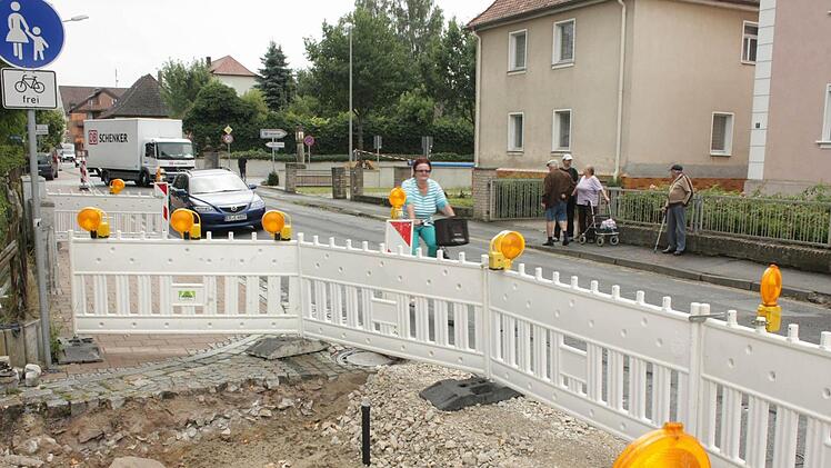 Im Einmündungsbereich vom Schleifweg (vorne) in die Rothenburger Straße (hinten) sind die neuen Wasserleitungsrohre bereits verlegt. Am Mittwoch wird die Baustelle auf die Hauptverkehrsstraße  ausgeweitet.  Foto: Andreas Dorsch