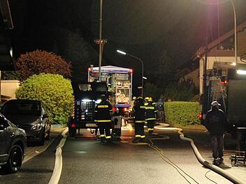 In der Nacht zum Ostermontag legten THW und Feuerwehr in Stockheim einen Bypass, um ein verstopftes Abwasserrohr zu entlasten.  Foto: Feuerwehr