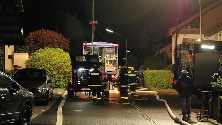 In der Nacht zum Ostermontag legten THW und Feuerwehr in Stockheim einen Bypass, um ein verstopftes Abwasserrohr zu entlasten.  Foto: Feuerwehr