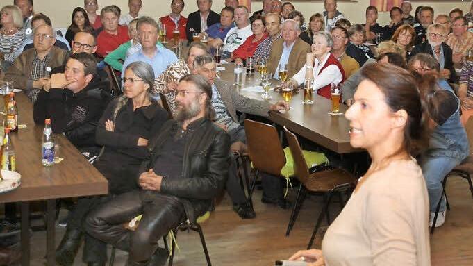 Mit etwa 100 Teilnehmern war die Gründungsversammlung der Bürgerinitiative gegen die Vorranggebiete Pinzberg gut besucht. Christine Hauser (vorne) referierte ihre Sicht auf die Energiewende.  Foto: Franz Galster