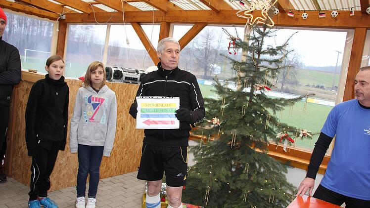 Hier geht's lang: Reinhold Klein hatte den Rundkurs für den Benefizlauf zum vierten Advent mit Schildern markiert.