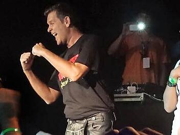 Lavinia und Nadja unterstützen den Entertainer Peter Wackel bei Helene Fischers Hit "Atemlos".