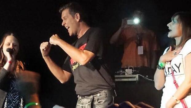 Lavinia und Nadja unterstützen den Entertainer Peter Wackel bei Helene Fischers Hit "Atemlos".