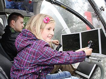 Im Flugsimulator hatte Ronja die beste Landung des Nachmittag hingelegt.  Fotos: Gerda Völk